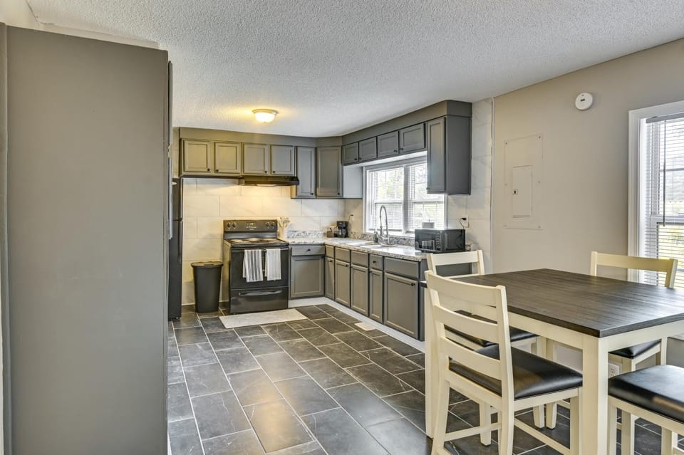 Walk to Park! Family Retreat w/ Yard in Lumberton House in Lumberton