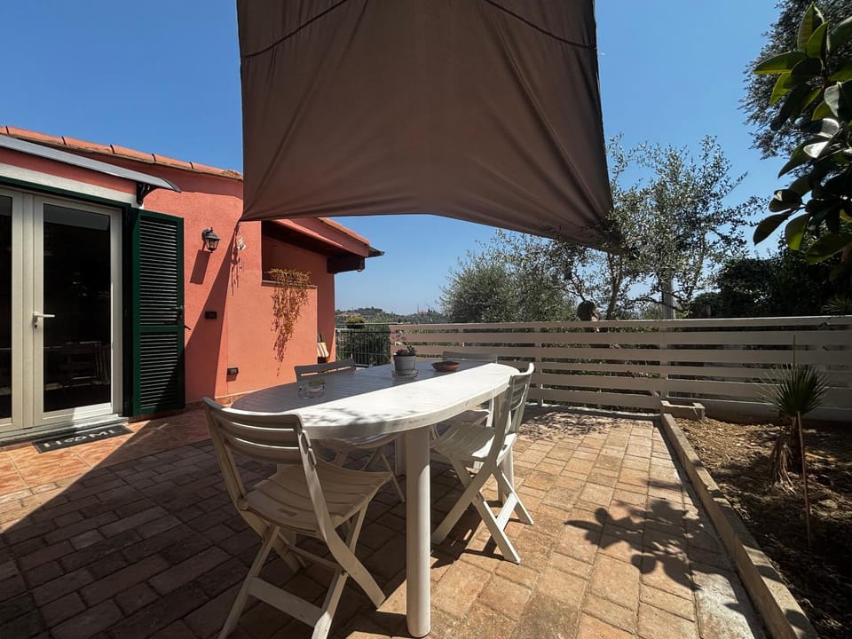 Patio, Day, Garden, Balcony/Terrace, Dining area