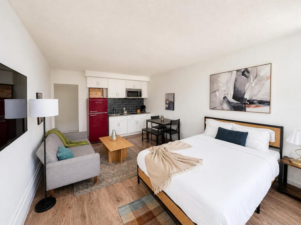 Bed, Kitchen or kitchenette, Living room, Bedroom