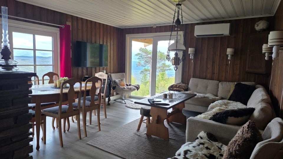 Communal lounge/ TV room, Living room, Seating area, Dining area, Lake view, Mountain view