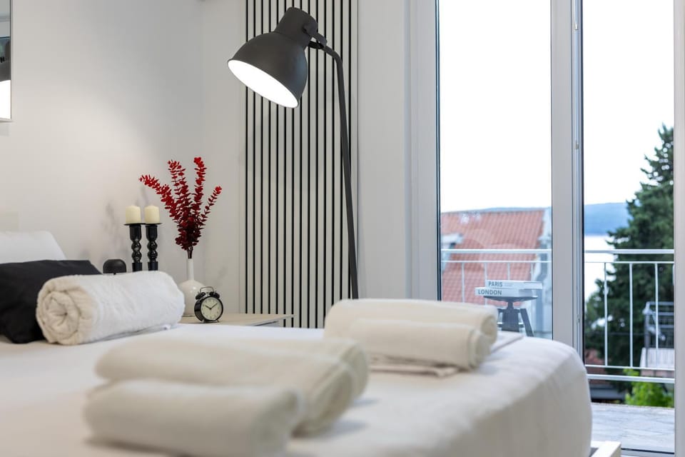 Bedroom, towels