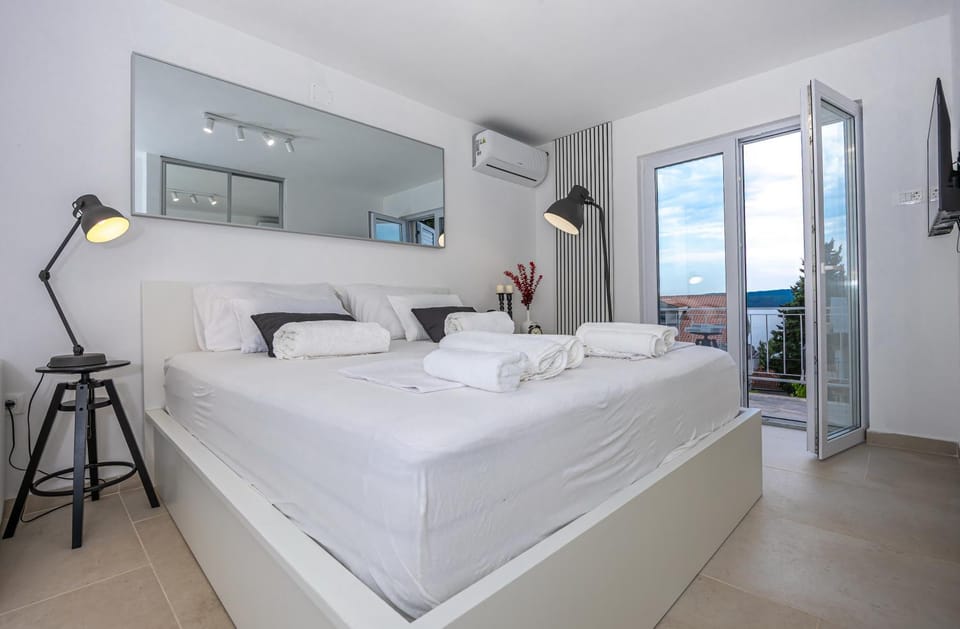 Bed, TV and multimedia, Bedroom, towels, air conditioner
