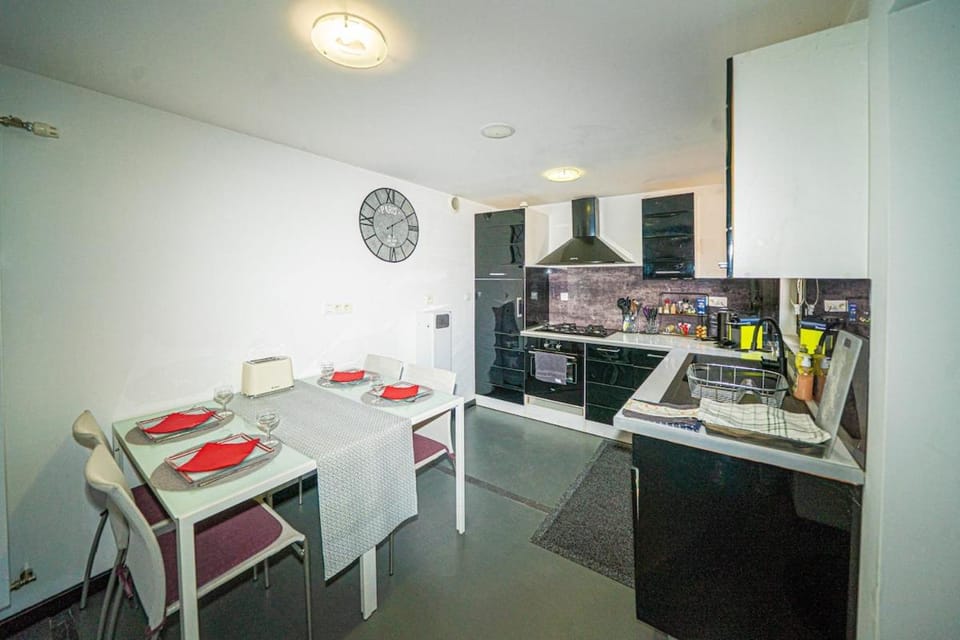 Coffee/tea facilities, Kitchen or kitchenette, Dining area, dishwasher, oven, pet friendly, stove, toaster