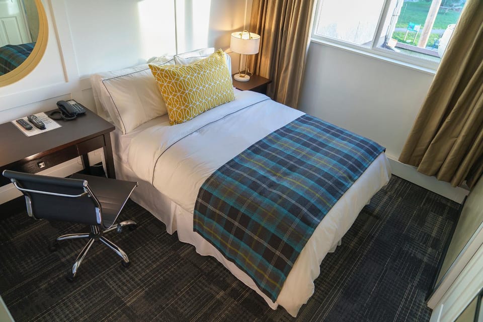 Bed, Photo of the whole room, Seating area