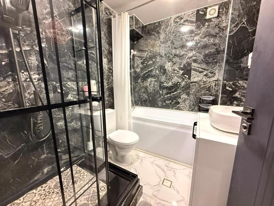 Shower, Toilet, Bathroom, Bath, towels