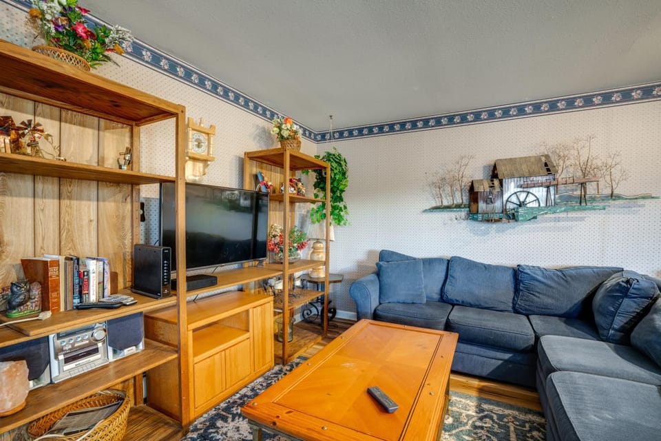 Balcony w/ Lake & Mtn Views! Walkable Dillon Condo House in Dillon