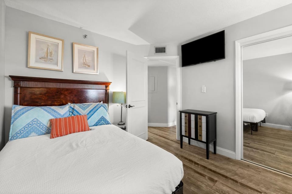 Bed, TV and multimedia, Bedroom