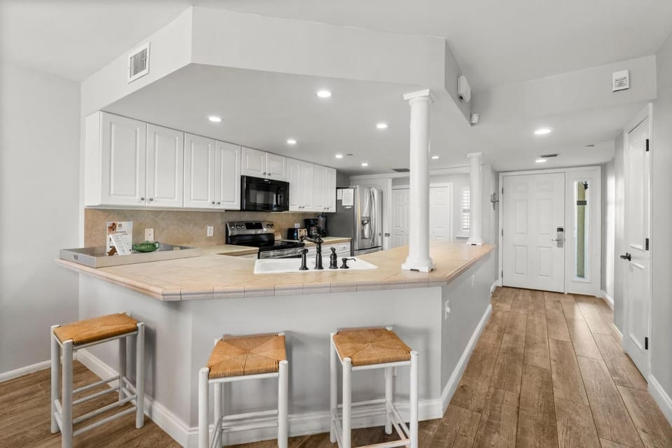 Coffee/tea facilities, microwave, oven, stove, toaster, kitchen