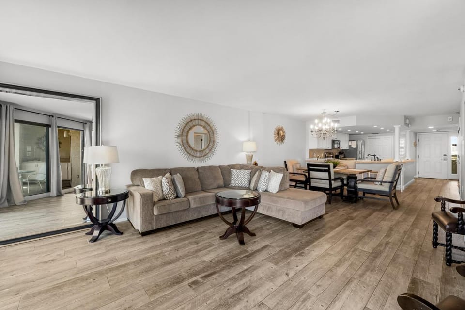 Living room, Decorative detail, Seating area, Dining area, kitchen