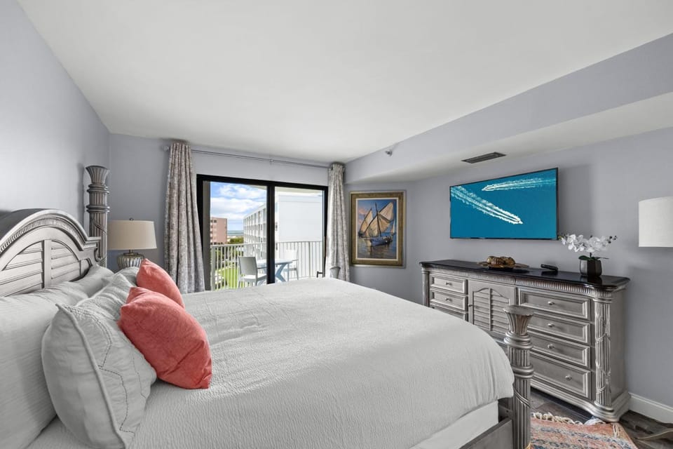 Bed, TV and multimedia, View (from property/room), Balcony/Terrace, Bedroom