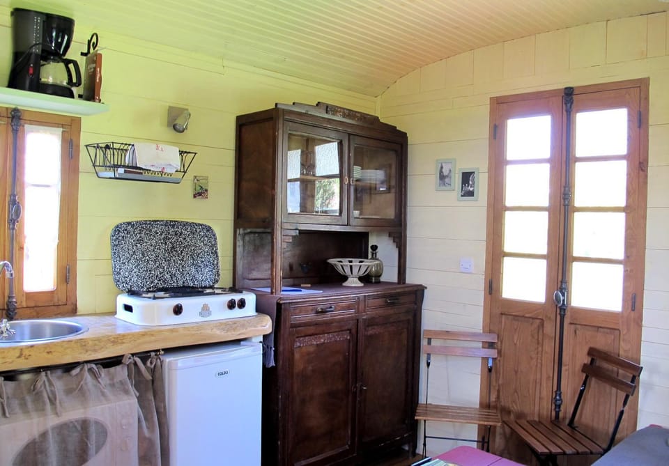 Coffee/tea facilities, Kitchen or kitchenette, Dining area