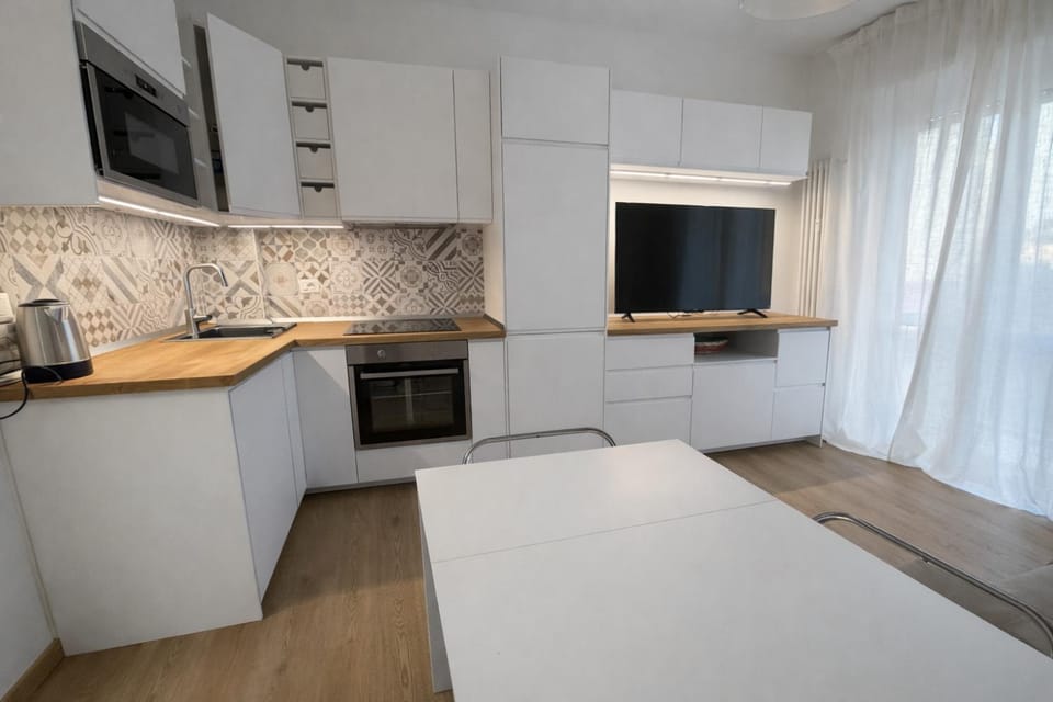 Coffee/tea facilities, Kitchen or kitchenette, dishwasher, oven, stove, toaster