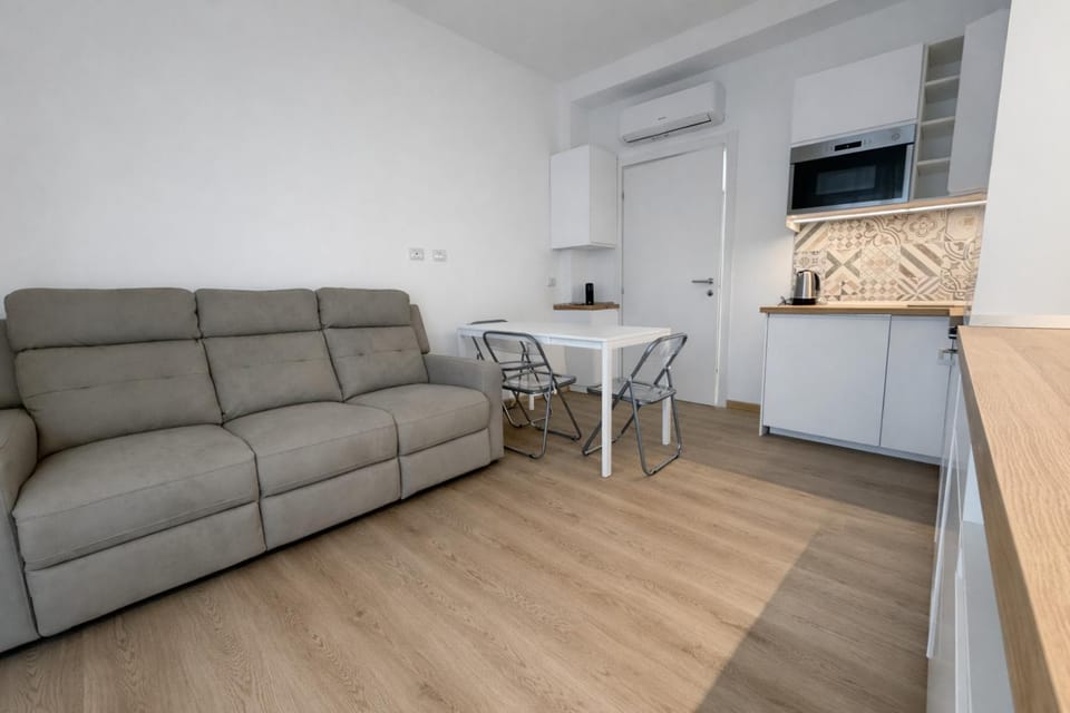 TV and multimedia, Kitchen or kitchenette, Living room, Seating area, Dining area