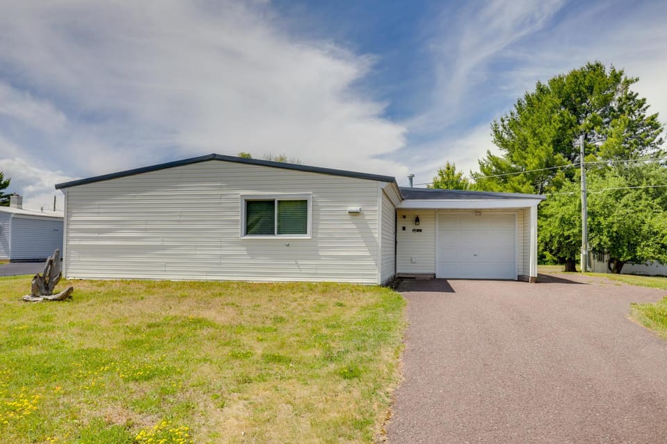 6 Mi to Lake Superior! All-Season Family Retreat House in Michigan