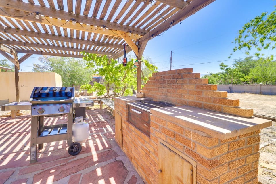 2 Mi to Intel: Extended-Stay Retreat w/ Patio House in Rio Rancho