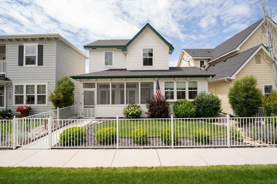 Property building, Patio, Facade/entrance, Neighbourhood, Garden