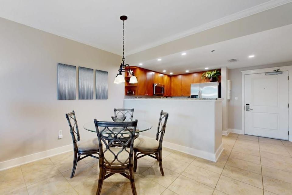 Condo in Gulf Front Resort w Shared Amenities w Pool & Hot Tub House in Okaloosa Island