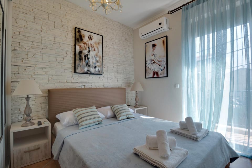 Balcony/Terrace, Decorative detail, Bedroom, Street view, cot, Family