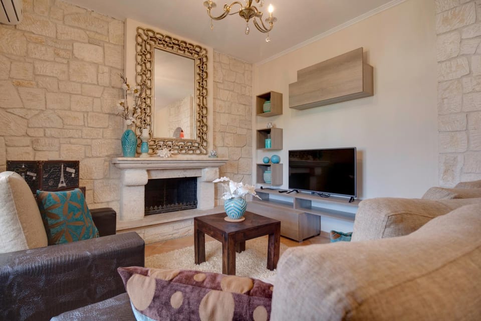 Bed, Living room, Decorative detail, Decorative detail, Seating area, On site, Garden view, Pool view, Family