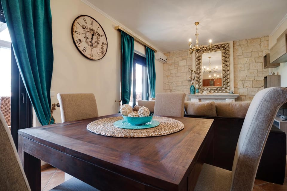 TV and multimedia, Decorative detail, Seating area, Dining area, Garden view, Pool view, Entertainment, Family