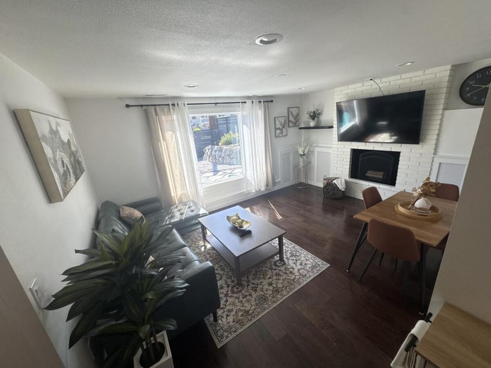 Communal lounge/ TV room, TV and multimedia, Living room, Seating area, Dining area, Evening entertainment