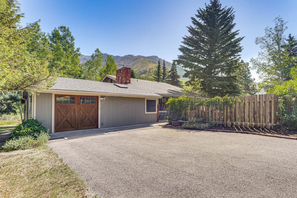 1 Mi to Pikes Peak! Creekside Family Hideaway House in Cascade-Chipita Park