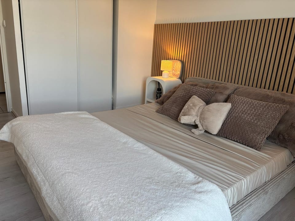 Chambre confortable avec terrasse proche Gare Vacation rental in Bordeaux