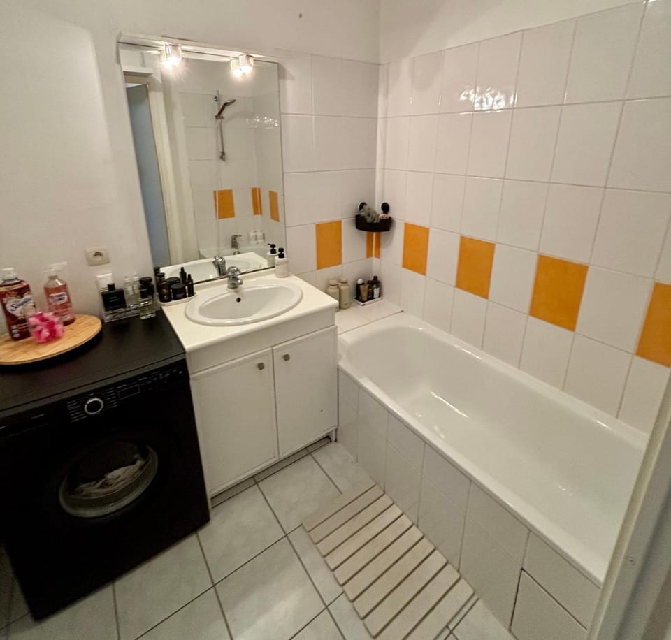 Chambre confortable avec terrasse proche Gare Vacation rental in Bordeaux