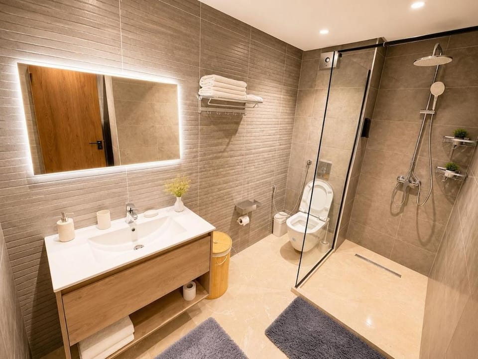 Shower, Toilet, Bathroom, towels