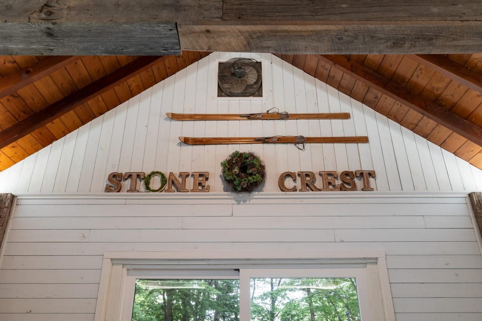 1948 Pocono Retreat Speakeasy & Modern Updates Country House in Hickory Run State Park