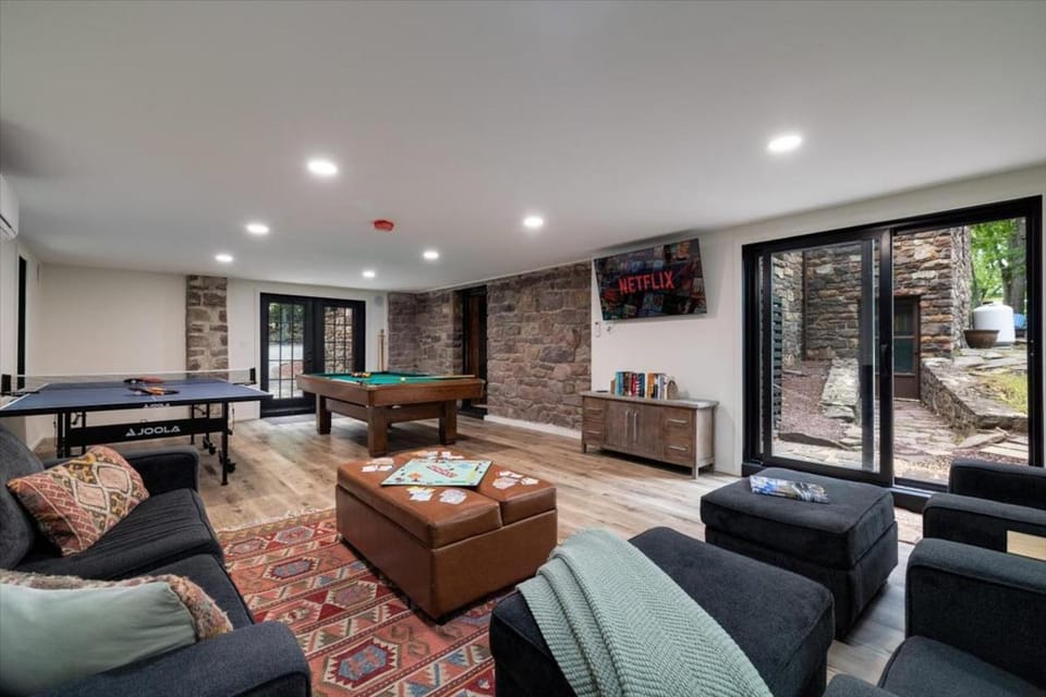 1948 Pocono Retreat Speakeasy & Game Room Country House in Hickory Run State Park