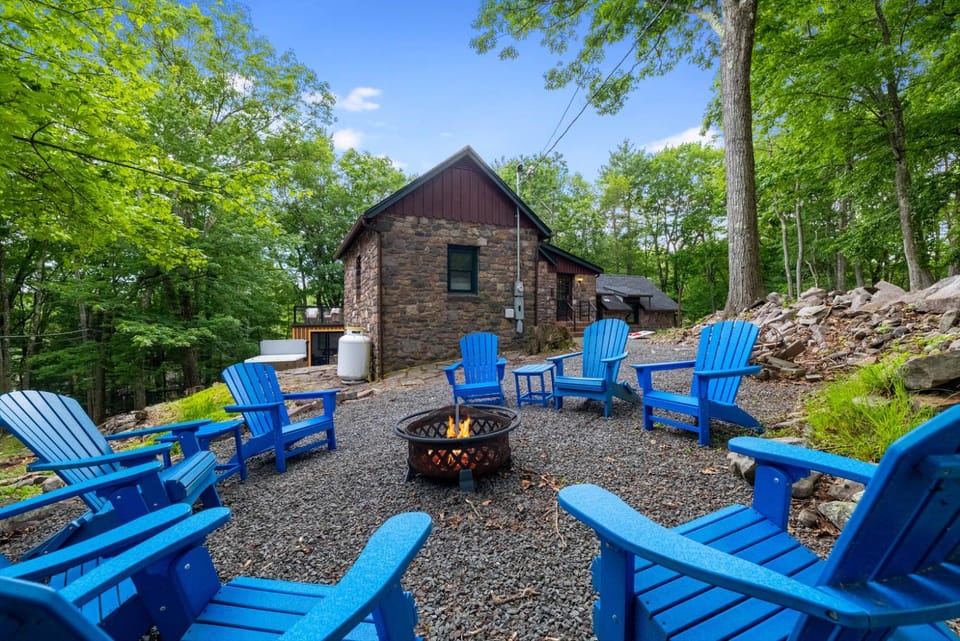 1948 Pocono Retreat Speakeasy & Modern Updates Country House in Hickory Run State Park