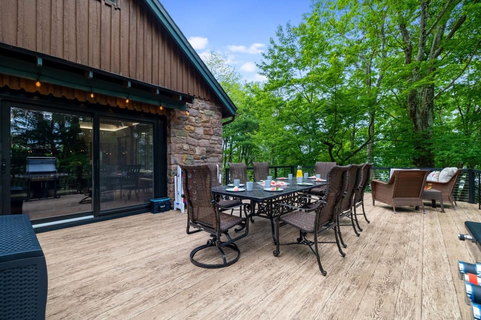 1948 Pocono Retreat Speakeasy & Modern Updates Country House in Hickory Run State Park
