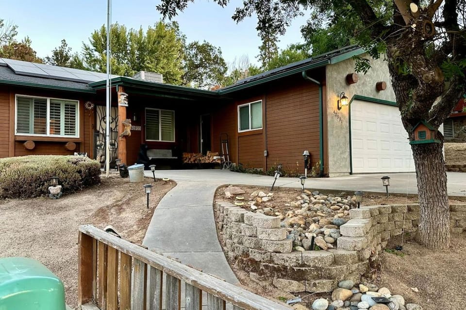 Prime Yosemite Location HotTub Family-Friendly Country House in Oakhurst