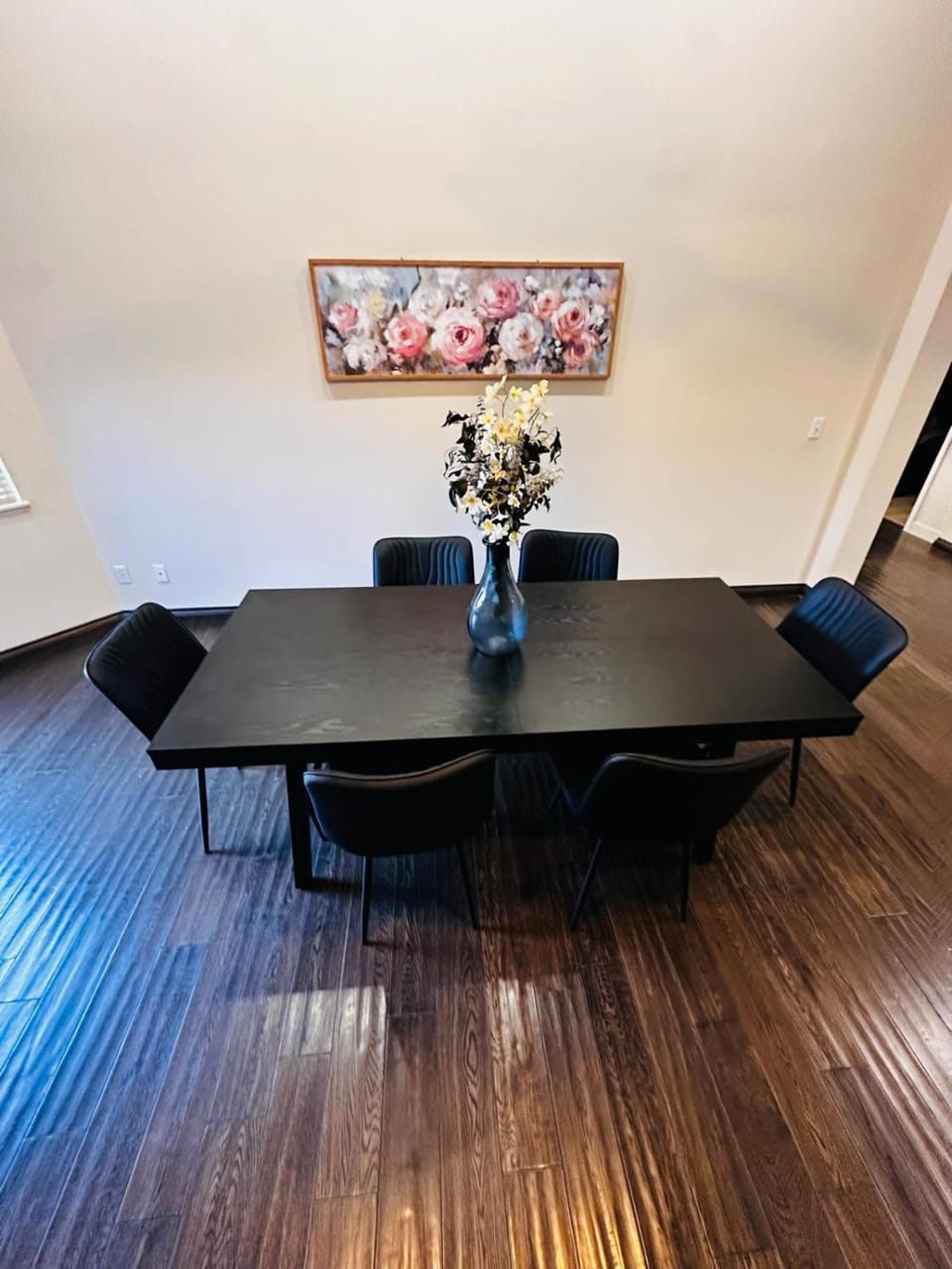 Decorative detail, Seating area, Dining area