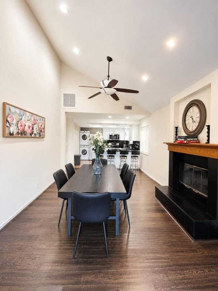 Cozy 2 Levels Home W/ Fireplace & Yard! House in Tarzana