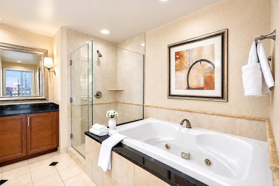 MGM Signature 2-Suite Residence Sleeps 8 No Resort Fee Apartment in Las Vegas Strip