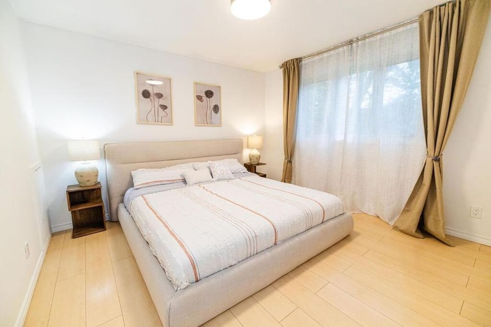 5 BDRS Entire Comfort House near DT, Parking House in Brossard