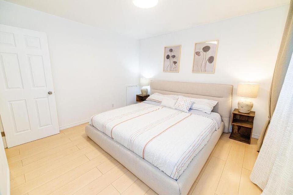 5 BDRS Entire Comfort House near DT, Parking House in Brossard