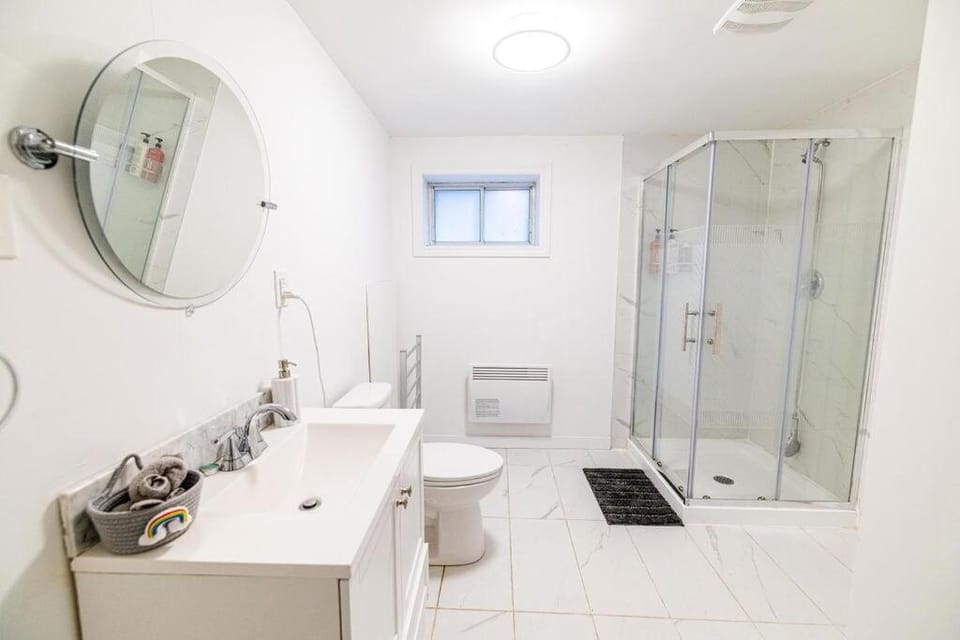 5 BDRS Entire Comfort House near DT, Parking House in Brossard
