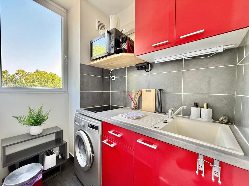 Kitchen or kitchenette, stove, toaster, washing machine