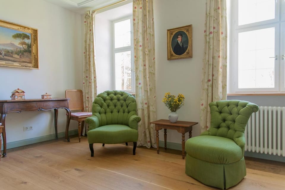 Living room, Decorative detail, Dining area