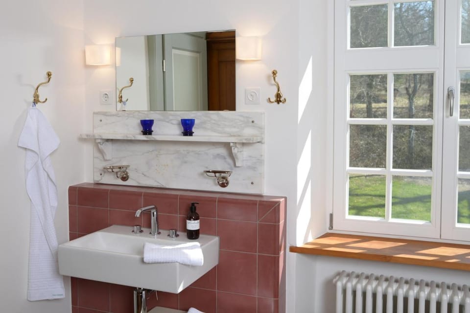 Bathroom, Photo of the whole room, Decorative detail