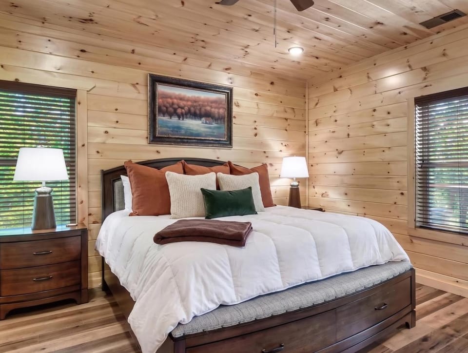 Cabin retreat with hot tub, pool table & arcade Cabin in Sevier County