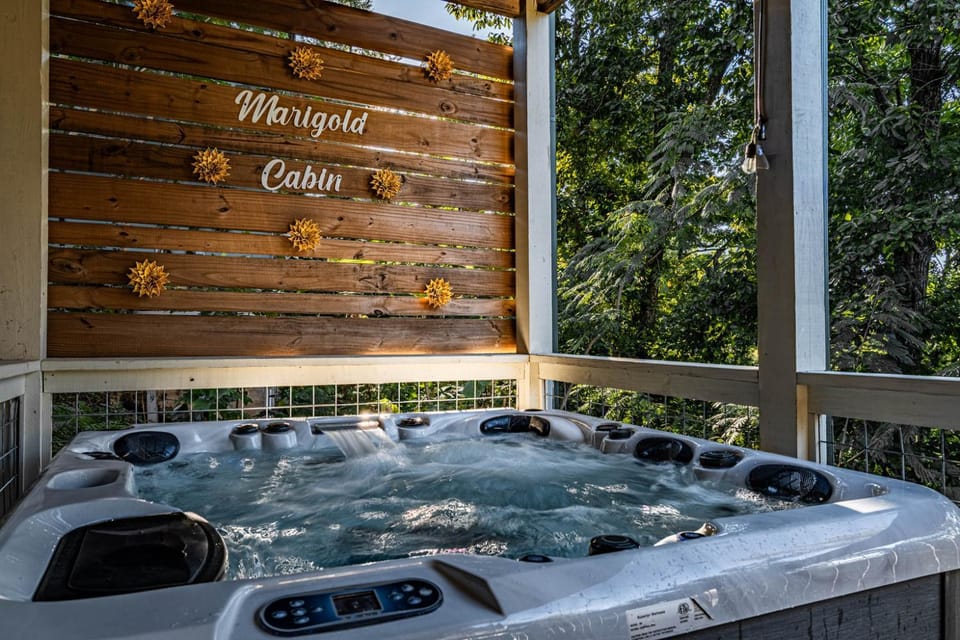 2 Mi to The Island and Dollywood, Private Hot Tub, Bunks, Arcade, great location Chalet in Pigeon Forge