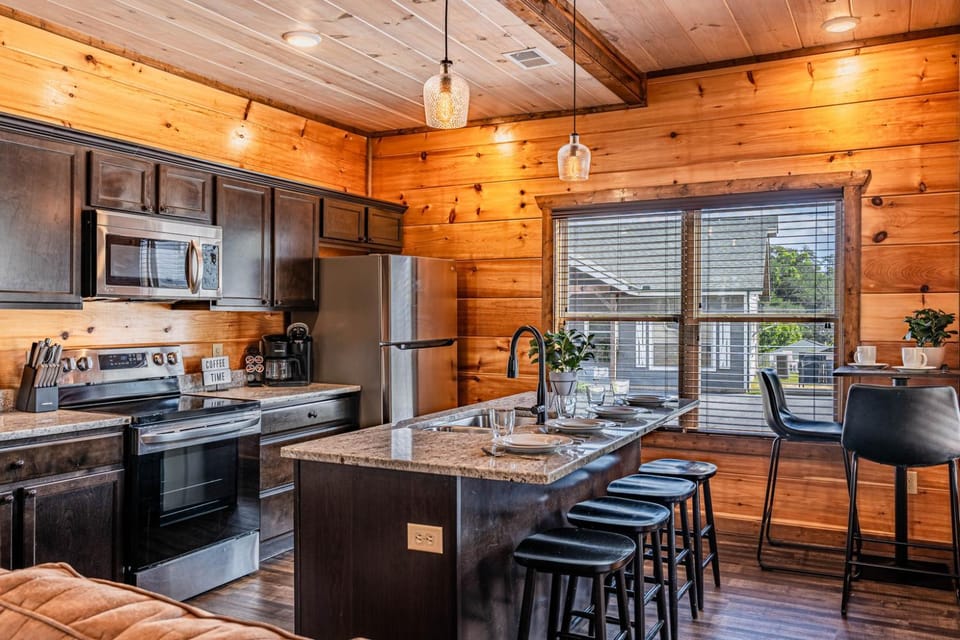 2 Mi to The Island and Dollywood, Private Hot Tub, Bunks, Arcade, great location Chalet in Pigeon Forge