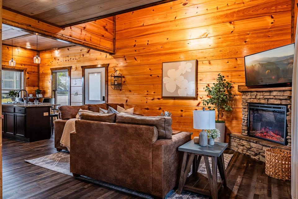 2 Mi to The Island and Dollywood, Private Hot Tub, Bunks, Arcade, great location Chalet in Pigeon Forge