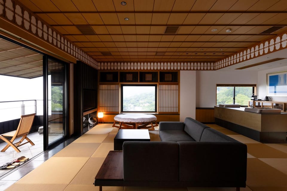 Photo of the whole room, Sea view