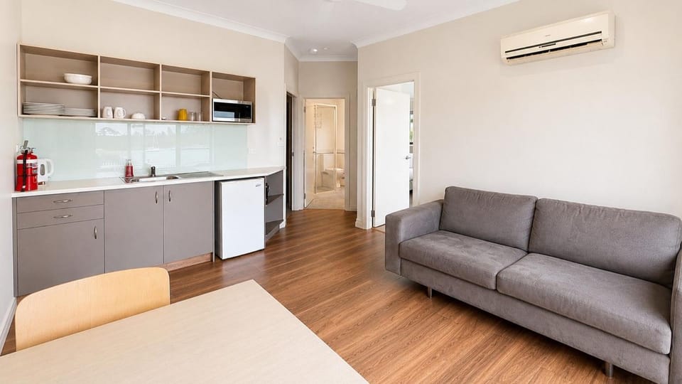 Anglesea Family Bungalow Pool View by Book Jervis Bay House in Huskisson