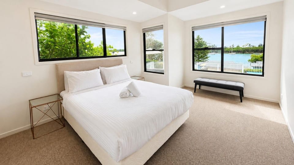 Anglesea Family Bungalow Pool View by Book Jervis Bay House in Huskisson